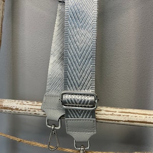Wildleder Ledertrageriemen - grau – Stilstück.de Taschen Manufaktur