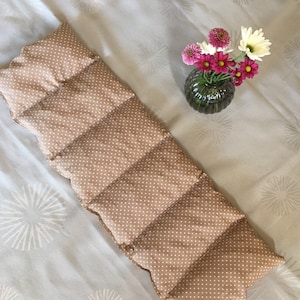 Almohada XXL de 6 compartimentos con grano, almohada relajante, almohada de calor y frío, almohada de espelta punteada de regalo, hueso de cereza