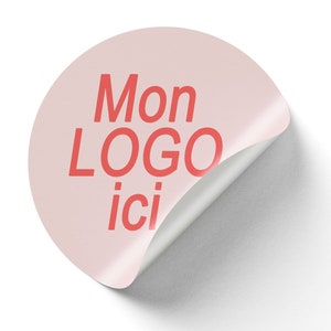 Peut inclure: Un autocollant rond rose avec un coin décollé. L'autocollant porte le texte "Mon LOGO ici" en rouge.