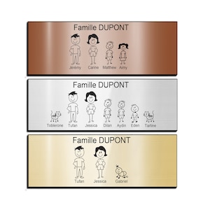Peut inclure: Trois plaques métalliques avec le texte "Famille DUPONT" et des dessins de familles en bâtonnets avec des noms en dessous. La plaque du haut est en cuivre, la plaque du milieu est en argent et la plaque du bas est en or.