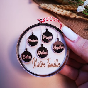 Boule de Noël Famille Personnalisable, Jusqu'a 5 prénoms au choix - bois et miroir/paillette