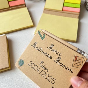 Coffret Post-it à personnaliser avec le Texte/Prénom de votre choix - Merci maîtresse maître nounou atsem Fleurs remerciement