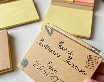 Coffret Post-it à personnaliser avec le Texte/Prénom de votre choix - Merci maîtresse maître nounou atsem Fleurs remerciement