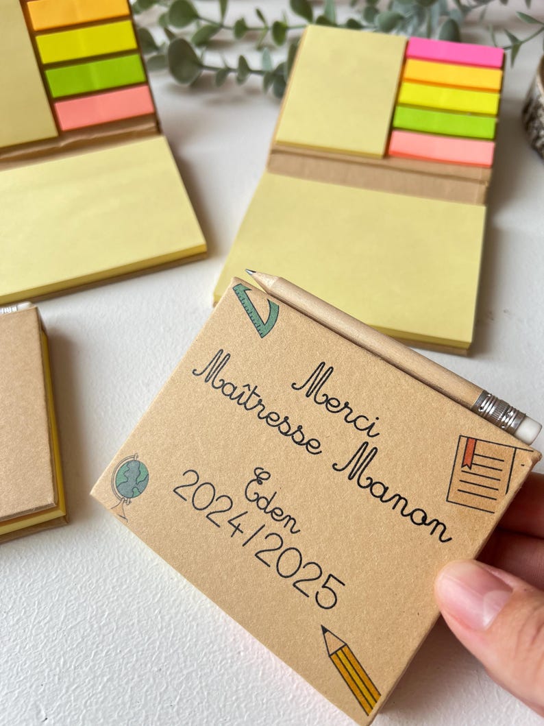 Coffret Post-it à personnaliser avec le Texte/Prénom de votre choix - Merci maîtresse maître nounou atsem Fleurs remerciement image 1
