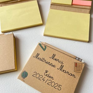 Coffret Post-it à personnaliser avec le Texte/Prénom de votre choix - Merci maîtresse maître nounou atsem Fleurs remerciement image 3