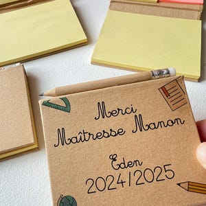Coffret Post-it à personnaliser avec le Texte/Prénom de votre choix - Merci maîtresse maître nounou atsem Fleurs remerciement image 2