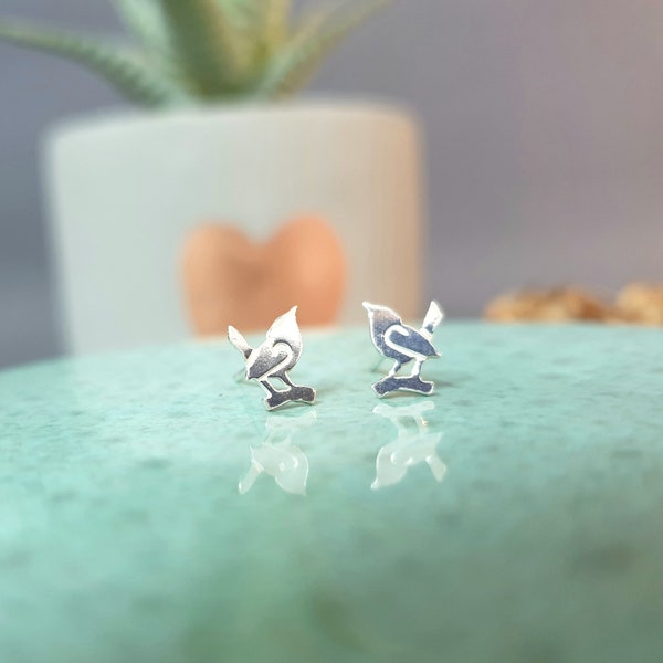 Pendientes pequeños de pájaro Wren de plata hechos a mano en plata de ley