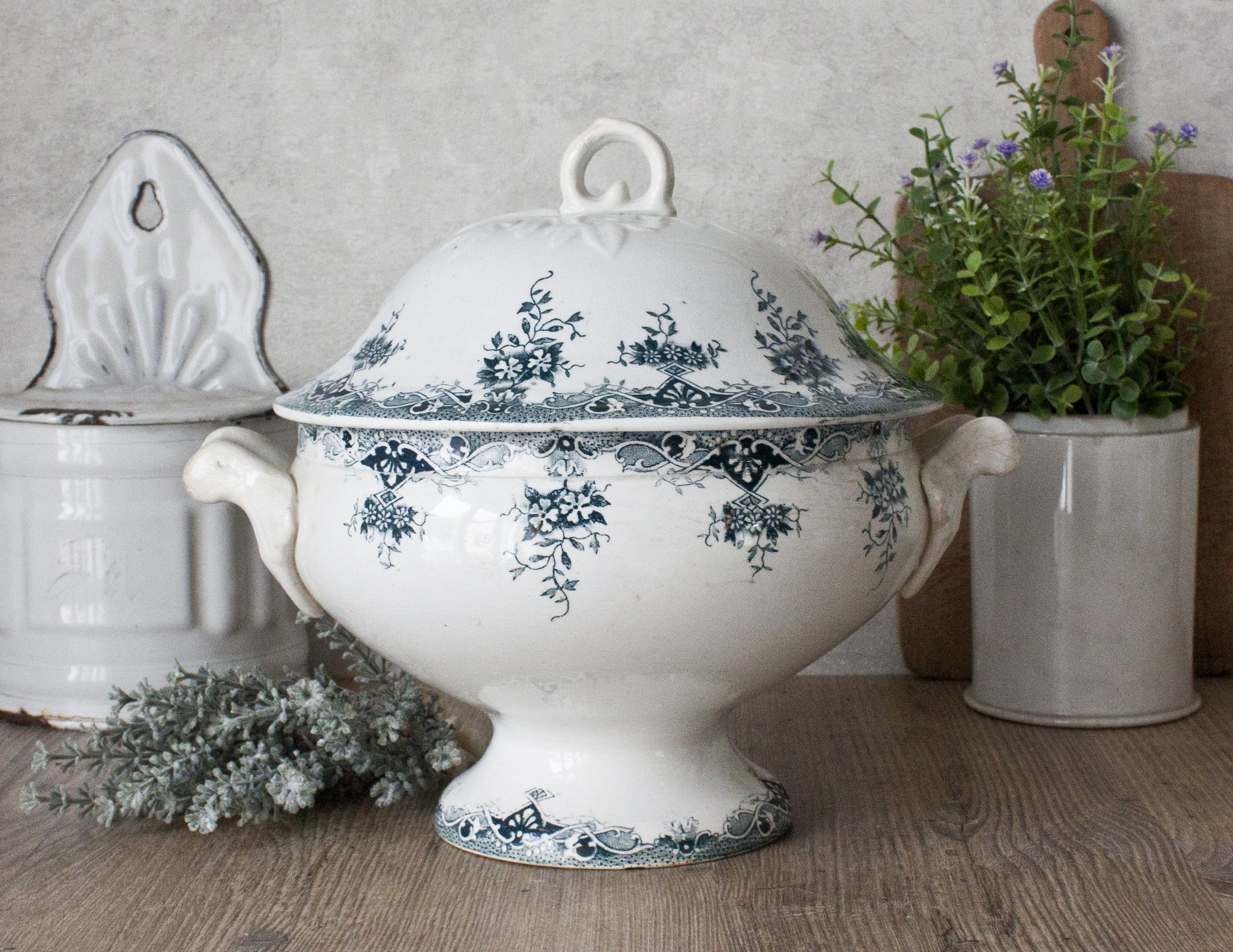 xixème Soupière Ancienne Saint-Amand Terre de Fer Blanche Pied Douche, Motif Floral Bleu Vert