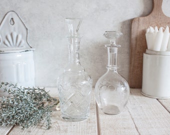 Set mit 2 hübschen gravierten Glasflaschen