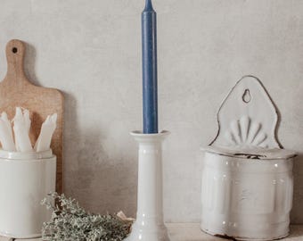 Candelabro antiguo de Limoges en porcelana blanca.