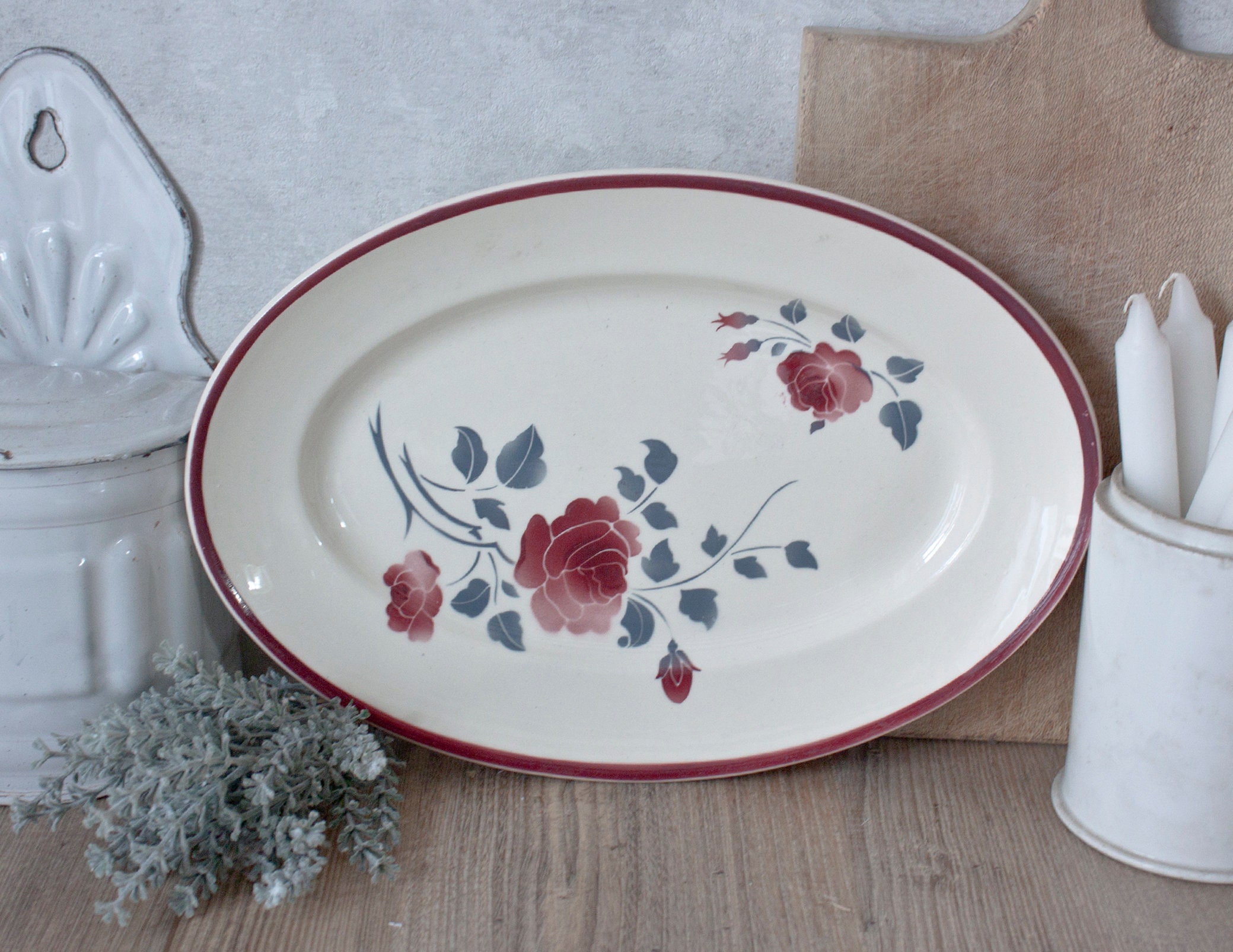 Charmant Plat Oval Ancien Badonviller en Terre de Fer, Décor Au Pochoir Fleurs