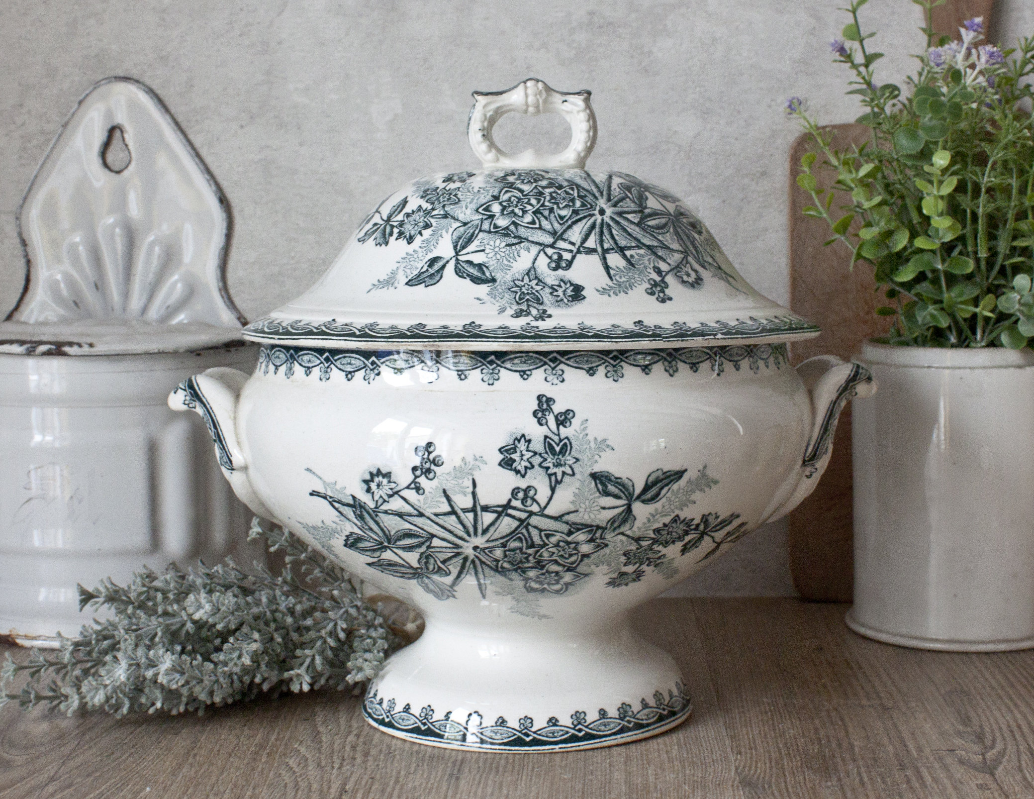 xixème Petite Soupière Ancienne Saint-Amand Terre de Fer Blanche Pied Douche, Motif Floral Bleu Vert