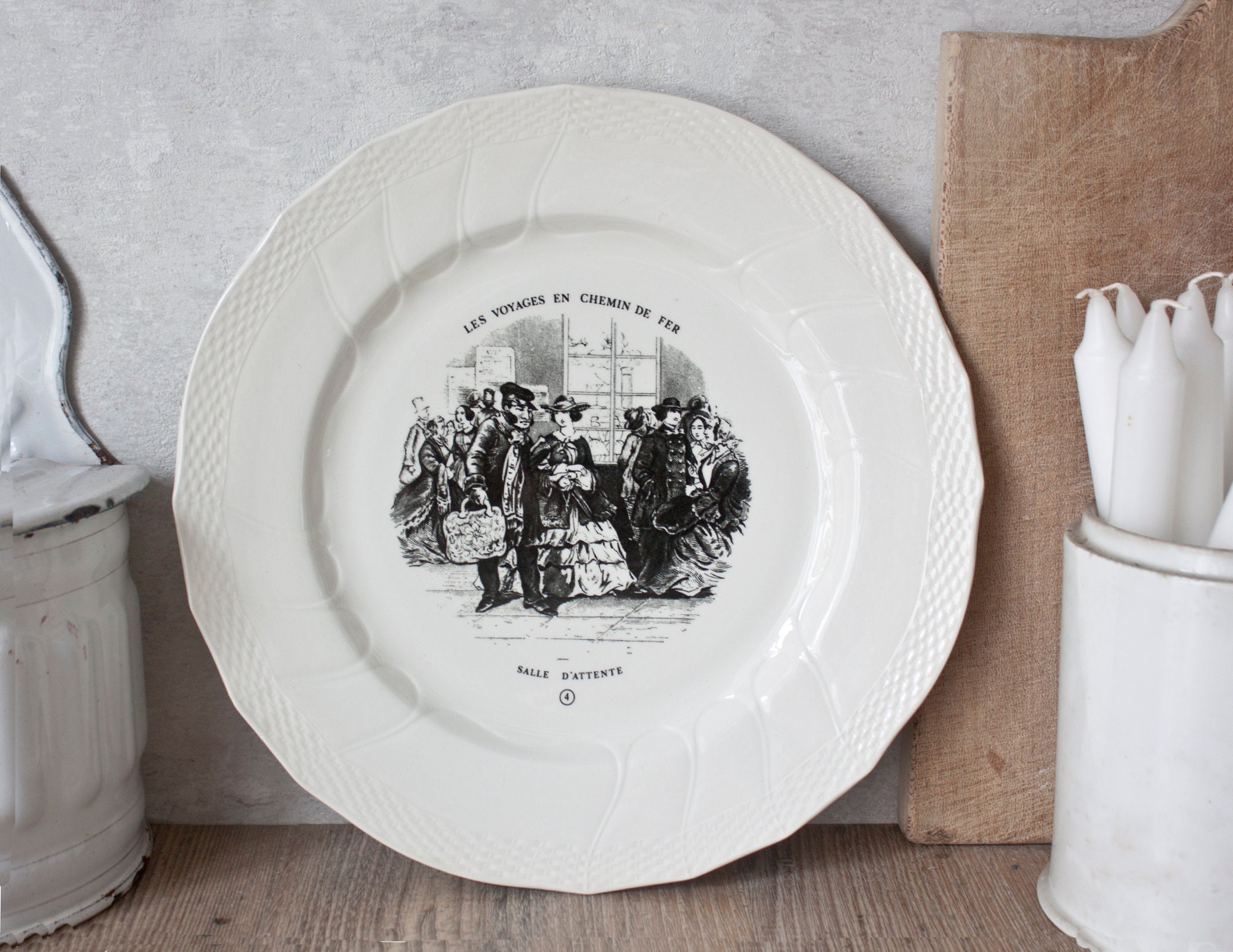 Grande Assiette Parlante Ancienne Boch Belgique en Terre de Fer Blanche, Décor Noir, Thème Les Chemi