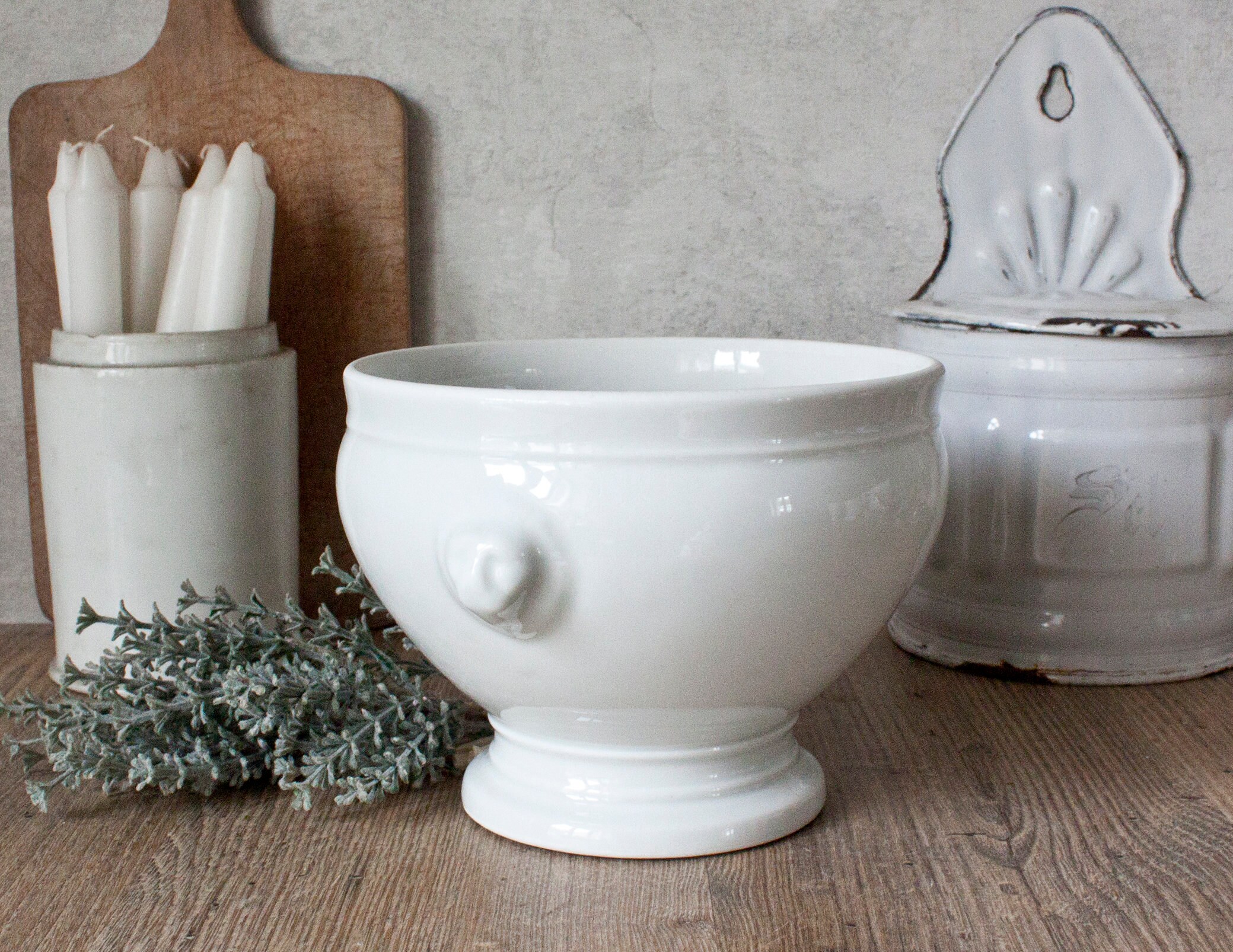 Saladier Vintage en Porcelaine Épaisse Blanche à Tête de Lions, Pied Douche