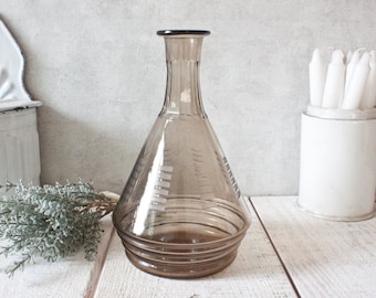 Hübsche Flasche im Art-Deco-Stil in Rauchglas