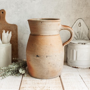 Grand Pichet ancien en grès tons beige marron