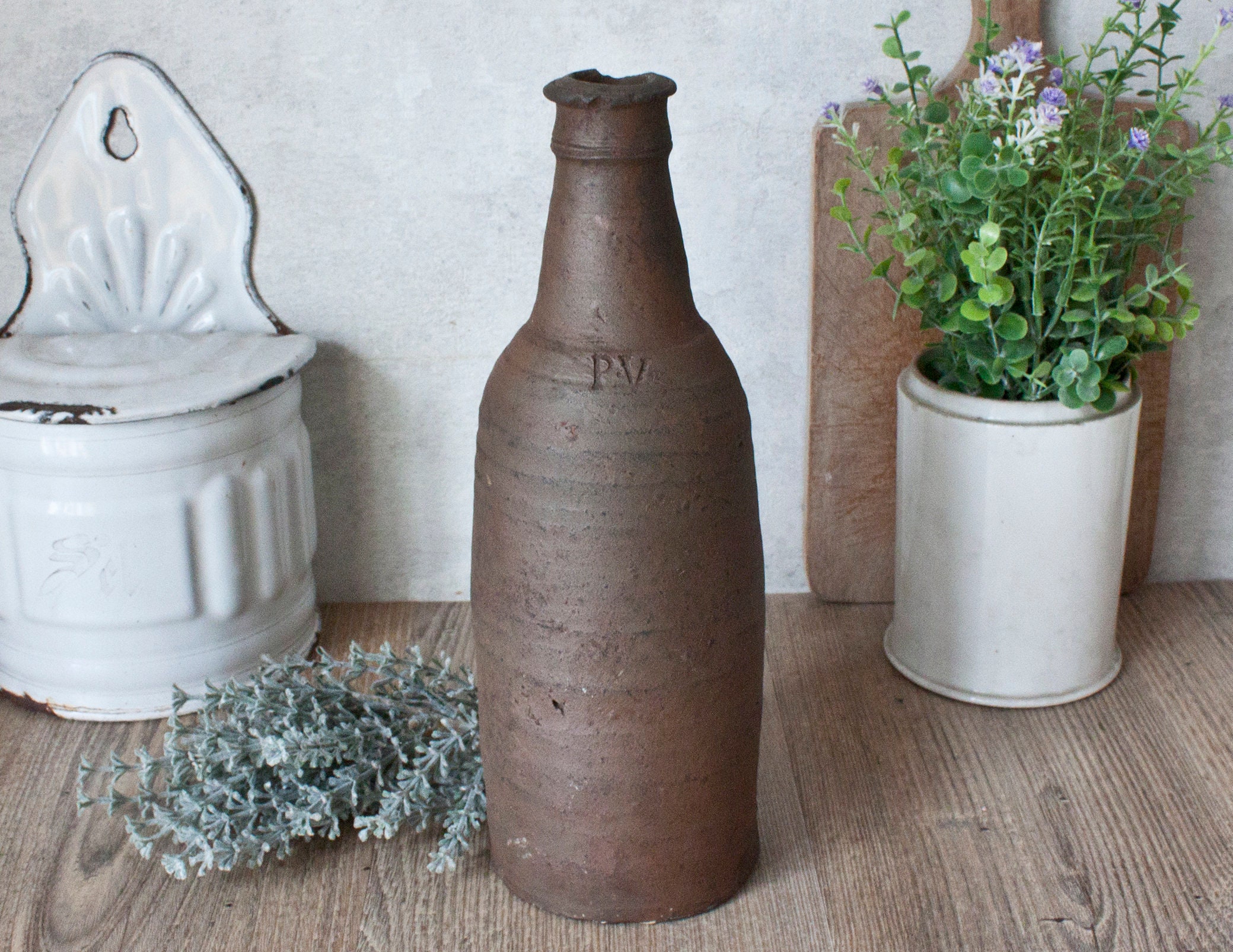 Bouteille Ancienne en Terre Cuite Marron Foncé