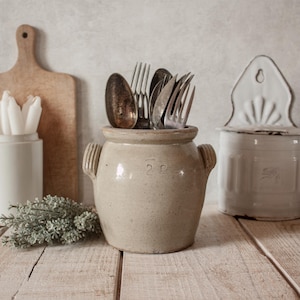 Küchentopf aus graubeige glasiertem Steingut