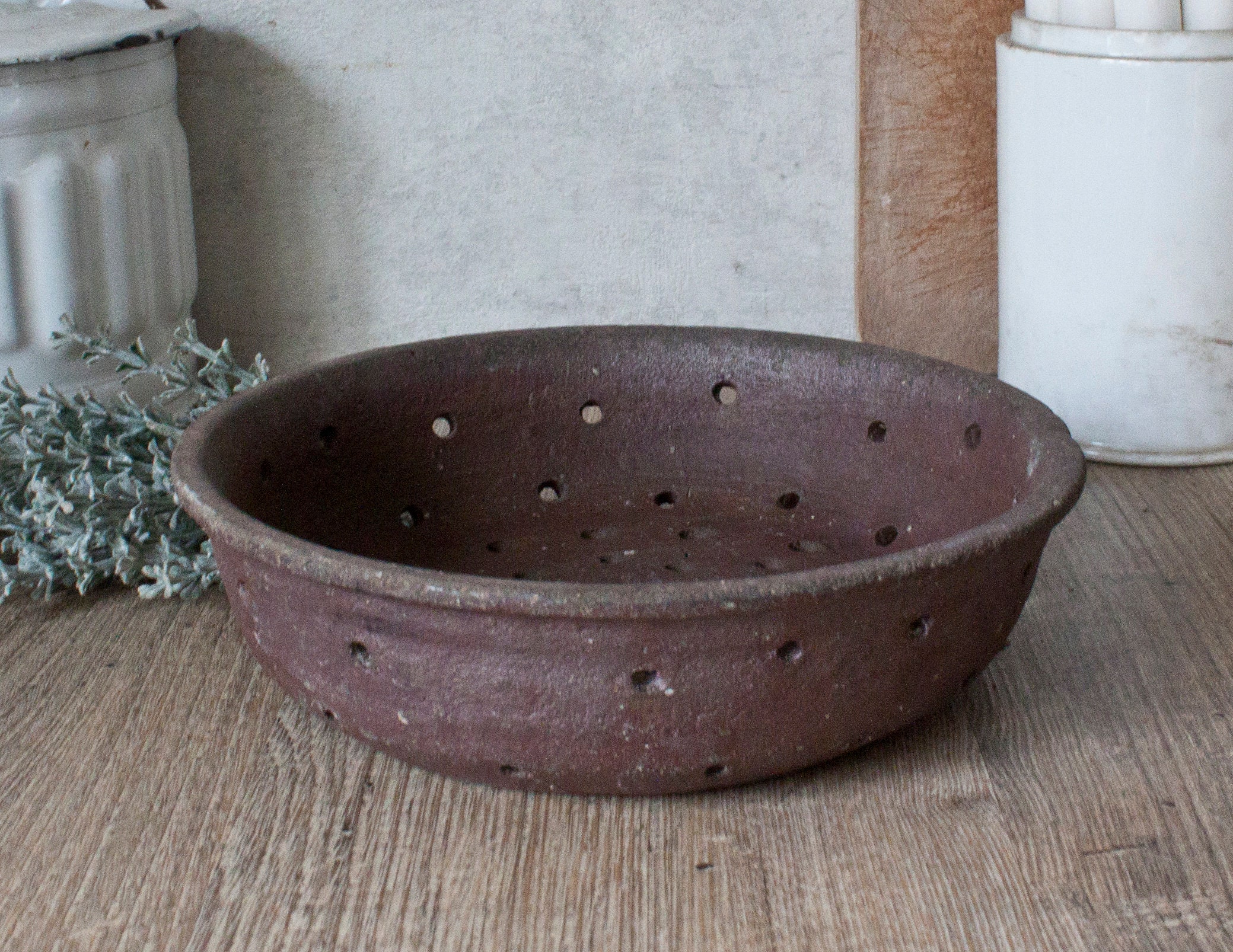 Ancienne Assiette Égouttoir en Grès Marron