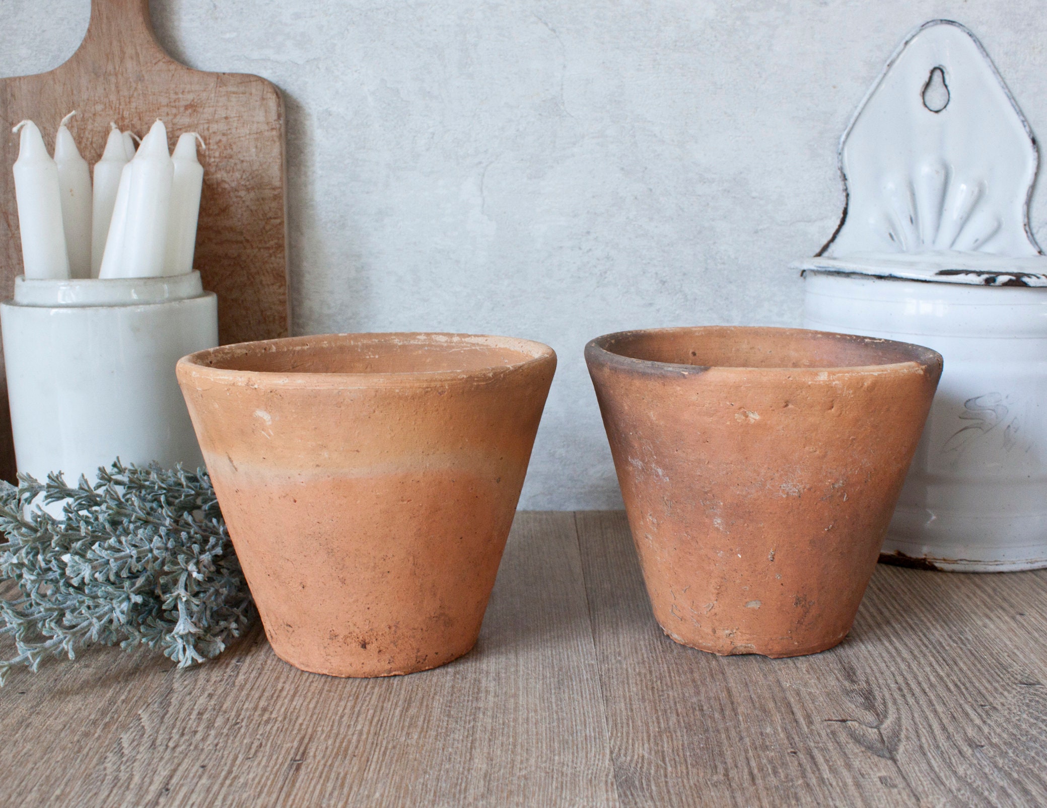 Ensemble de 2 Anciens Pots à Récolter La Résine en Terre Cuite Tons Ocre Orange