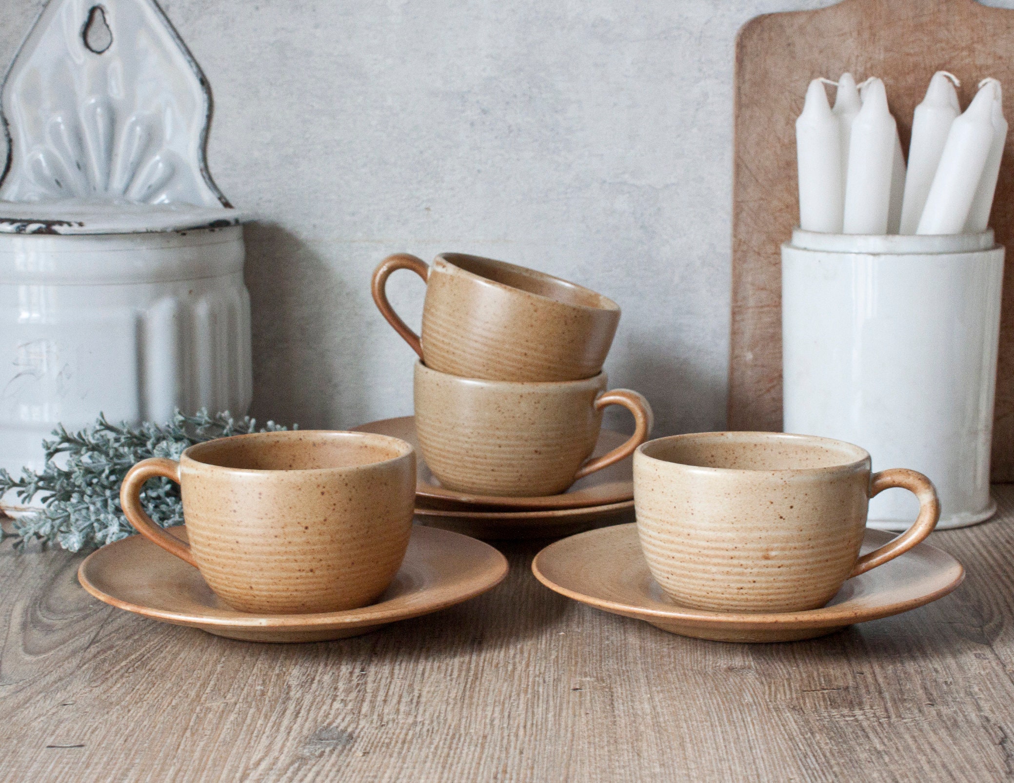 Ensemble de 4 Tasses Vintage Gres Village avec Soucoupes en Grès Vernissé Beige