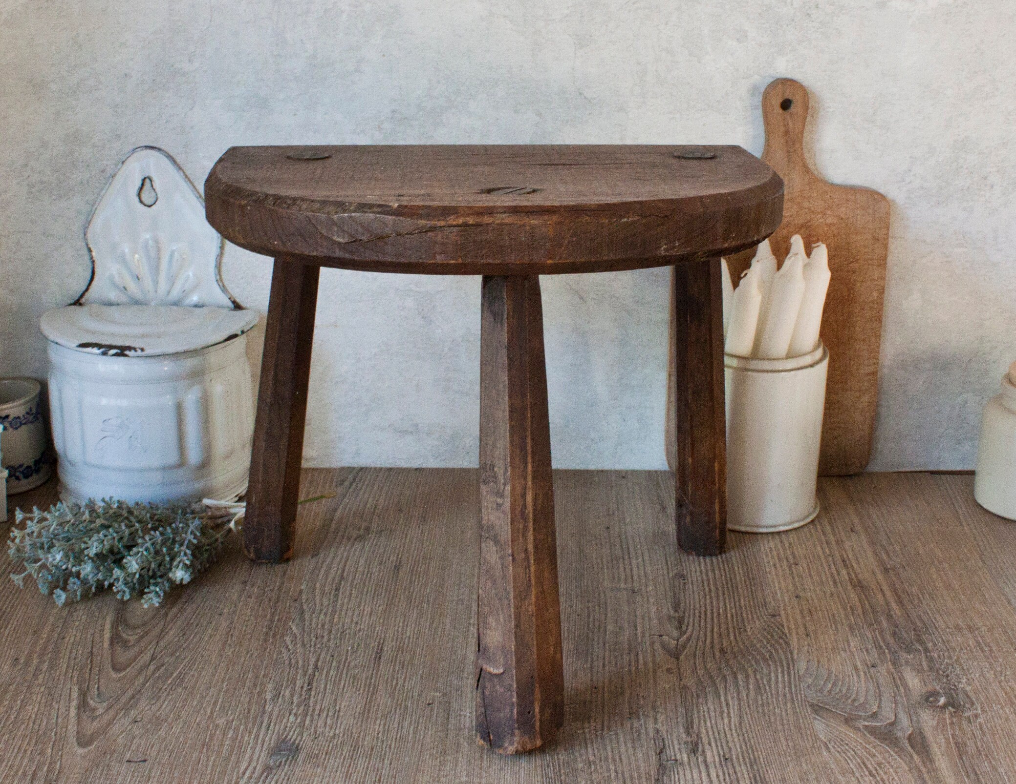 Tabouret Tripode Ancien en Bois Brut