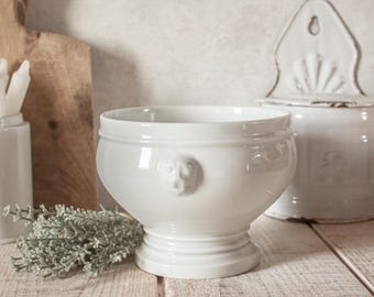 Duża, biała, gruba porcelanowa miska firmy PILLIVUYT z głowami lwów i brodzikiem.