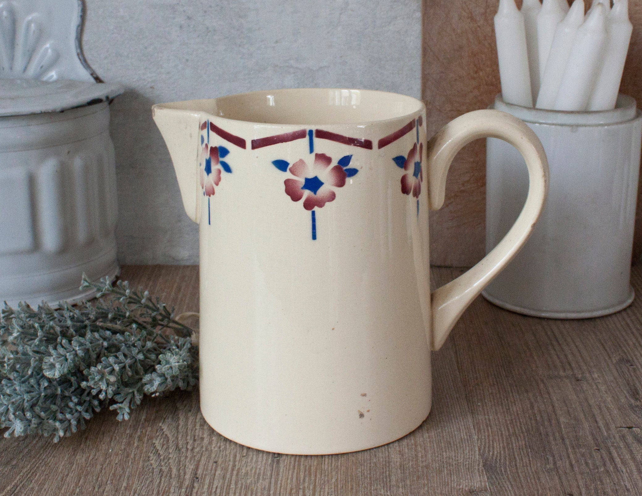 Ancien Pichet Terre de Fer Ivoire Motif Pochoir Bordeaux et Bleu Foncé