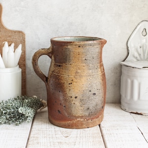 Pichet ancien en grès tons beige marron