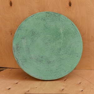 Tampo de mesa de cobre martelado feito à mão: Arte de fogo com pátina verde