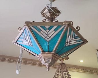 Lámpara de techo de 6 luces de hierro y latón con vidrio macizo y ornamentado de Arts and Solid