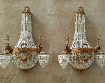 Aplique de pared de cristal bronce con adornos de ciervo de latón.