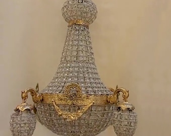 Elegante lámpara de araña de cristal estilo imperio francés: estilo antiguo artesanal con detalles dorados.