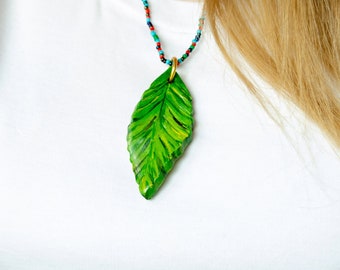 Collier grande feuille verte