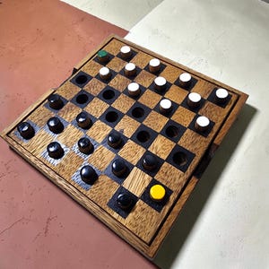 Op de afbeelding: Een set van drie keramische mokken met een gespikkelde, matte afwerking. De mokken zijn in tinten crème, lichtgrijs en donkergrijs. Elke mok heeft een eenvoudig, minimalistisch ontwerp, perfect voor koffie of thee.