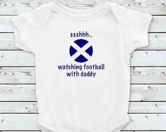 Body todo en uno "Mirando fútbol con papá" / Regalo escocés / Body escocés para bebé / Regalo escocés para bebé / Fútbol escocés / Regalo para recién nacido