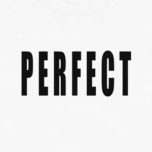 Puede incluir: Camiseta blanca con la palabra "PERFECT" impresa en letras negras en negrita.