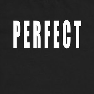 Puede incluir: Un fondo negro con la palabra "PERFECT" escrita en blanco.