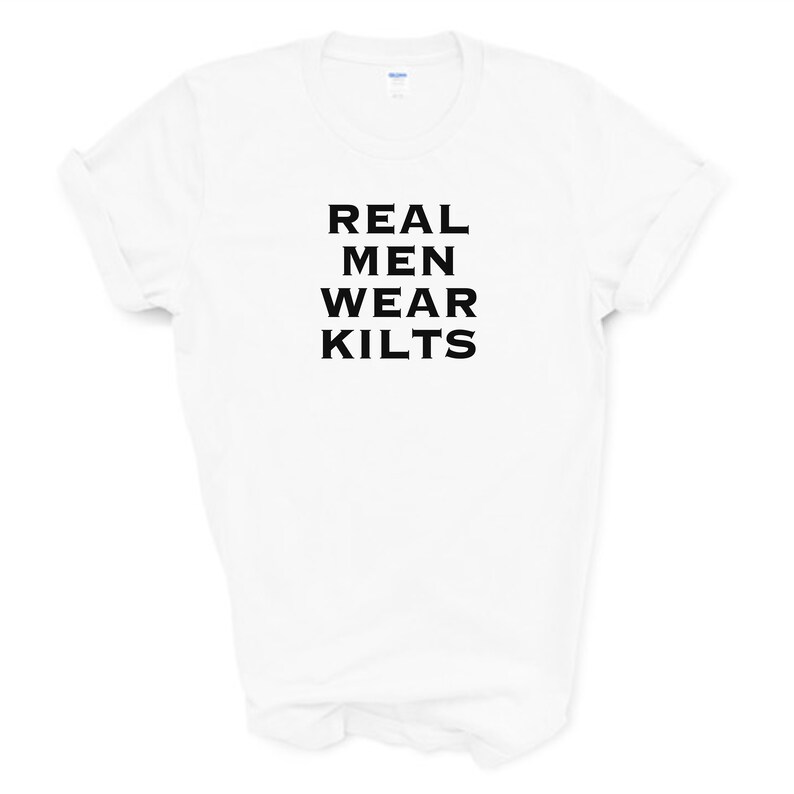 Peut inclure: T-shirt blanc avec un texte noir qui dit "REAL MEN WEAR KILTS"