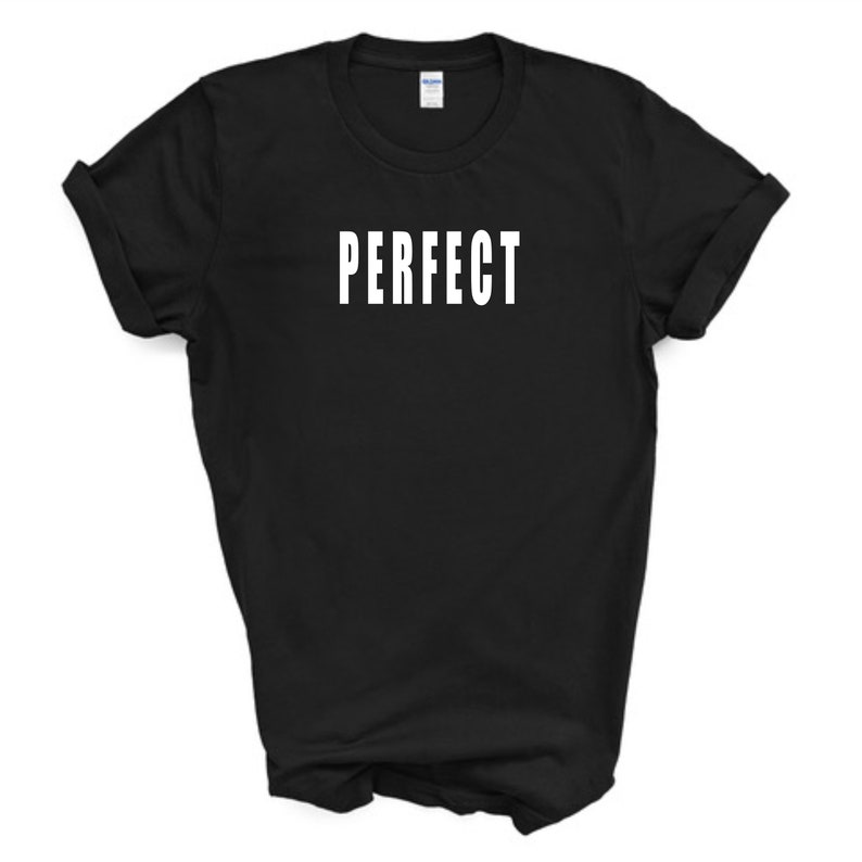 Puede incluir: Camiseta negra con la palabra "PERFECT" impresa en blanco en la parte delantera.