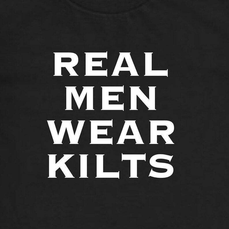 Peut inclure: T-shirt noir avec du texte blanc qui dit "REAL MEN WEAR KILTS"