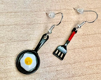 Pendientes no coincidentes de joyería de alimentos - Mini sartén para huevos fritos y aleta - Idea de regalo linda y divertida - Ganchos sin níquel
