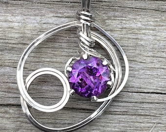 Colgante de amatista hecho a mano - Piedra facetada morada envuelta en alambre de plata de ley - Piedra natal de febrero - Joyería hipoalergénica