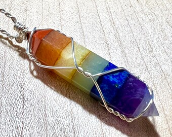 Collar con colgante de chakra arcoíris envuelto en alambre - Regalo neutro para todas las edades - Cristal de siete capas de color - Regalo de orgullo - 7 piedras naturales