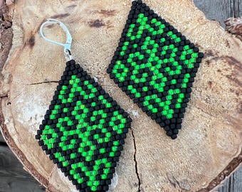 Pendientes colgantes de cuentas - Diseño verde neón y negro - Artesanía indígena con cuentas de semillas - Ganchos hipoalergénicos