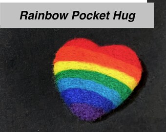 Abrazo de bolsillo de arcoíris con poema - Juguete antiestrés suave y lavable - Corazón de fieltro con aguja 100 % lana - Abrazo a distancia - Regalo de San Valentín - El amor es amor