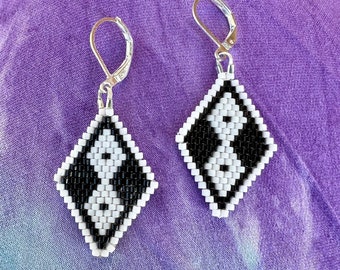 Pendientes tipo palanca con cuentas: diseño simple de diamantes en blanco y negro