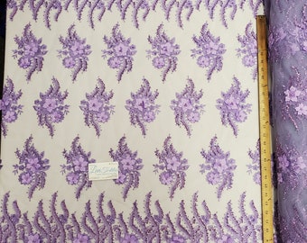 Lavendel Beaded 3D French Lace Floral Embroidery on Mesh Tlle Fabric Verkaufte Massenware, Handperlen, Perlen & Pailletten mit 3D Satin Blumen