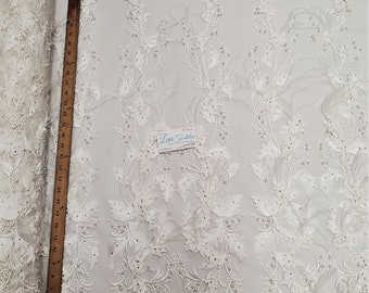 Ivory Stickmuster Spitzenstoff mit 3D Applikationen, Perlen, Steinen & Straußenfedern auf Mesh Prom Hochzeitsstoff