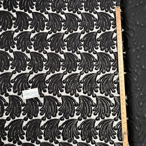 Negro pavo real pluma bordado con lentejuelas en Nylon Crochet malla lentejuelas tela de fiesta traje de boda se vende cortado a medida - &quot;El encaje de pavo real&quot;